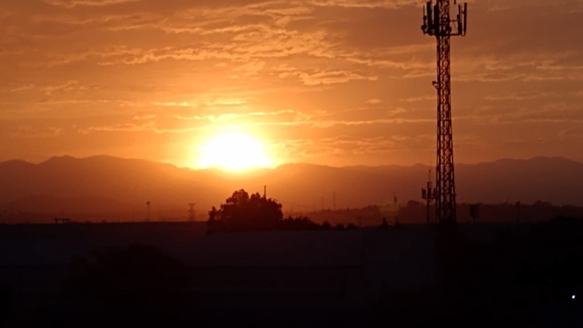 Atardecer sobre un sitio de telecomunicaciones