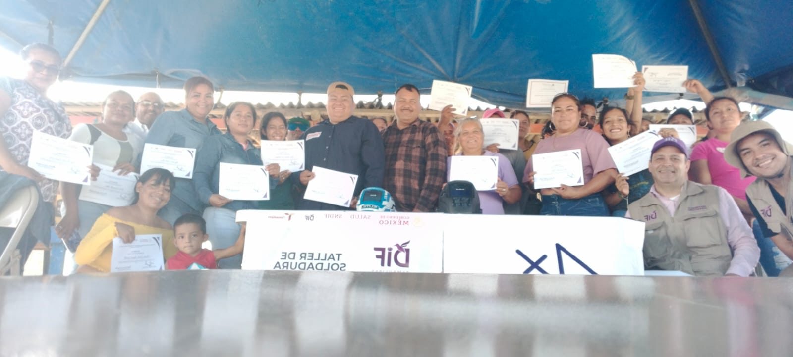 Grupo de participantes del taller mostrando sus certificados