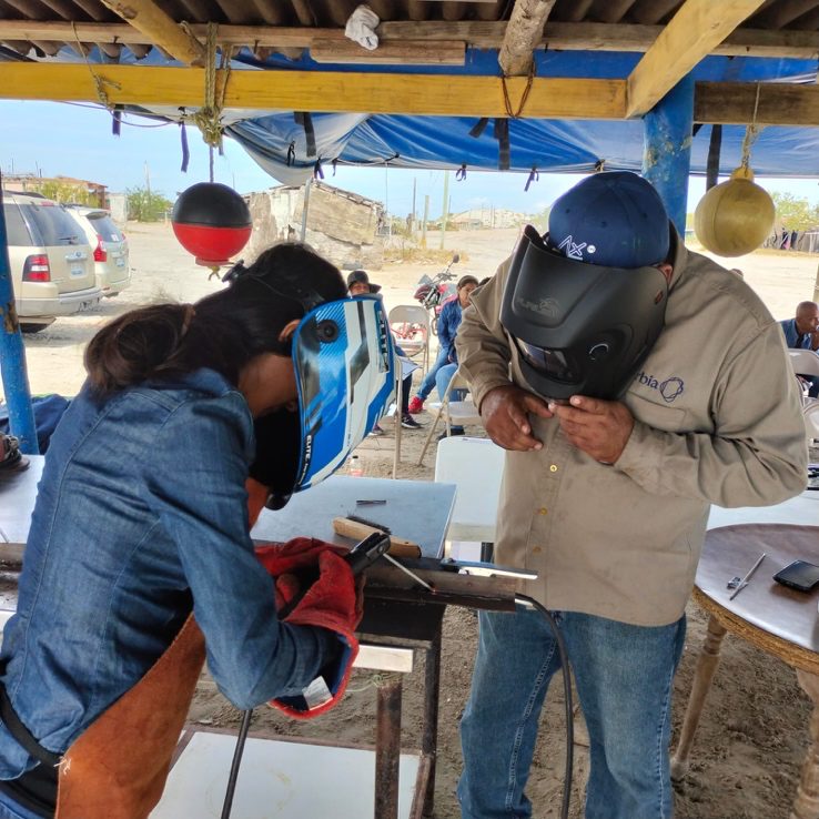 Instructor de AX México Services apoyando a una participante durante la práctica