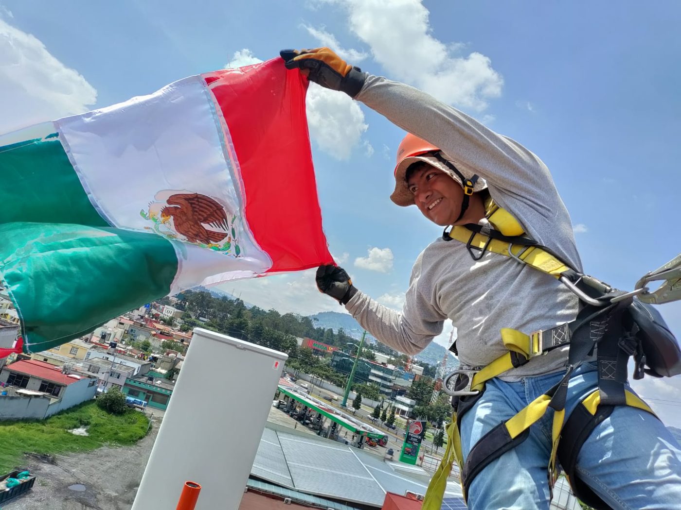 Técnico de AX México Services en lo alto de un sitio