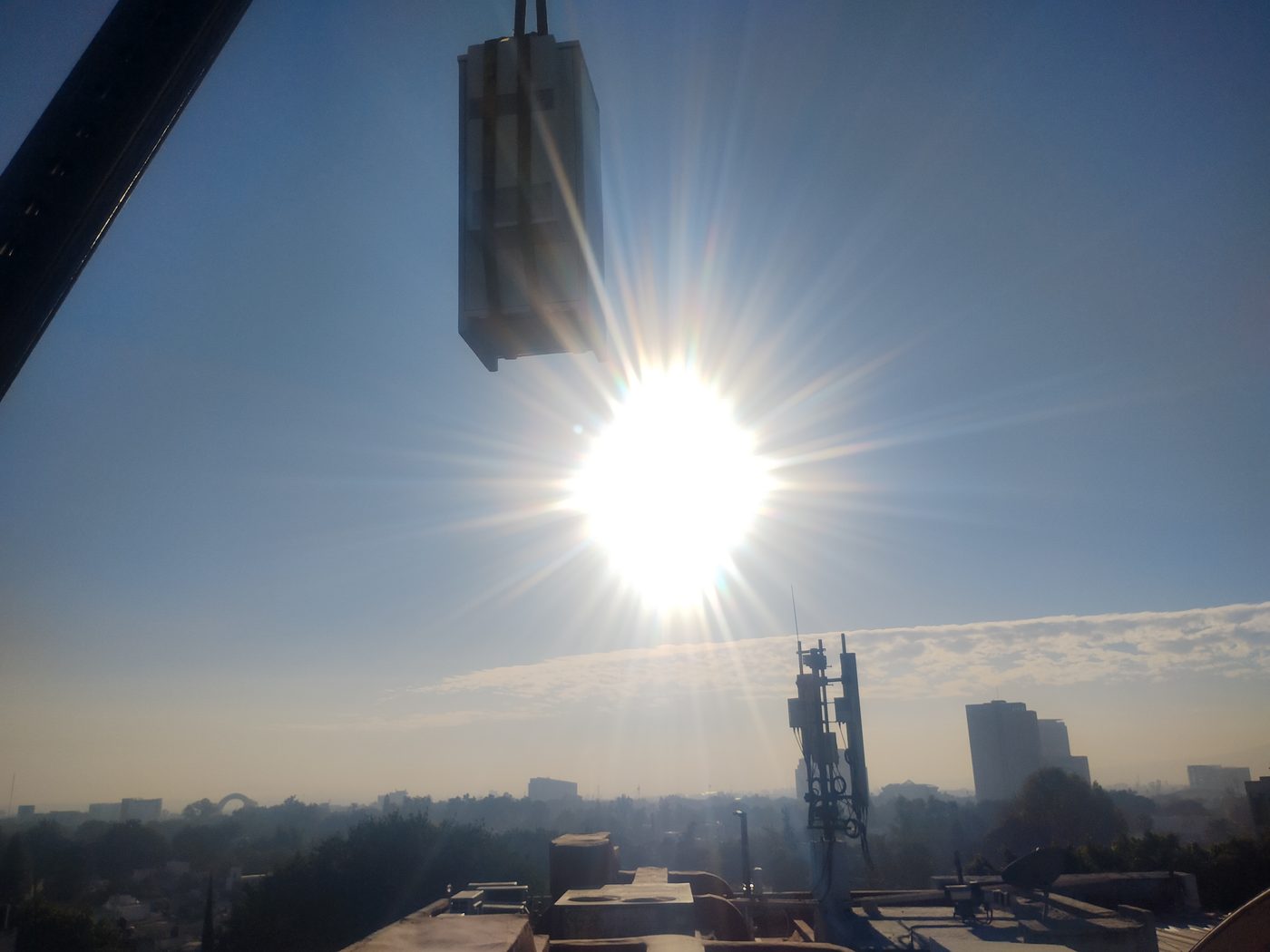 Izaje de equipos al amanecer