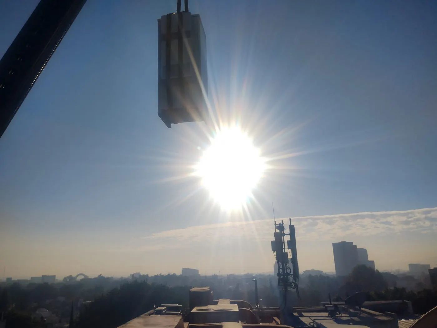 Izaje de equipos al amanecer