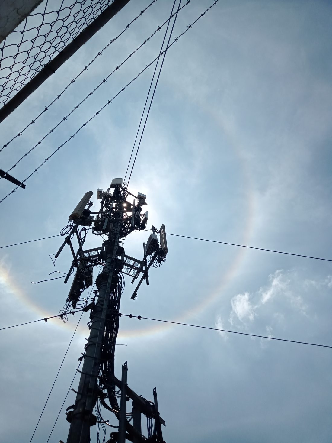 Sitio de telecomunicaciones con halo solar