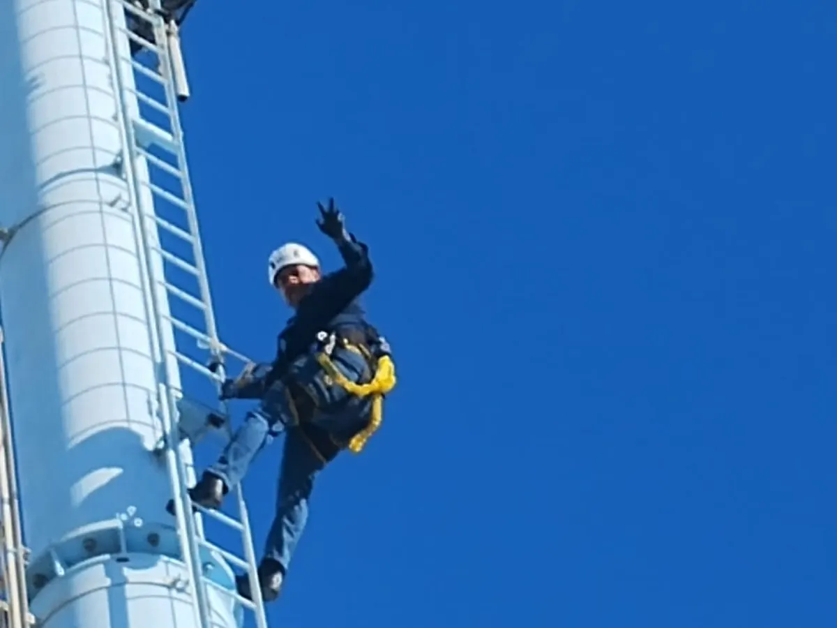 Técnico de AX México Services entrenando en torre