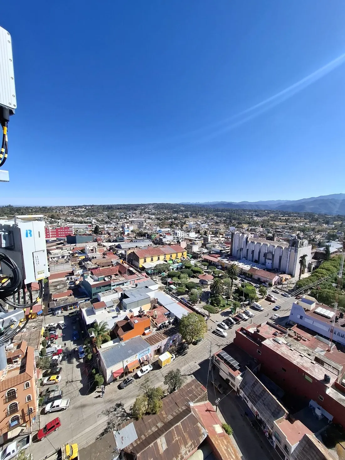 Vista aérea de un sitio de telecomunicaciones sobre una ciudad mexicana
